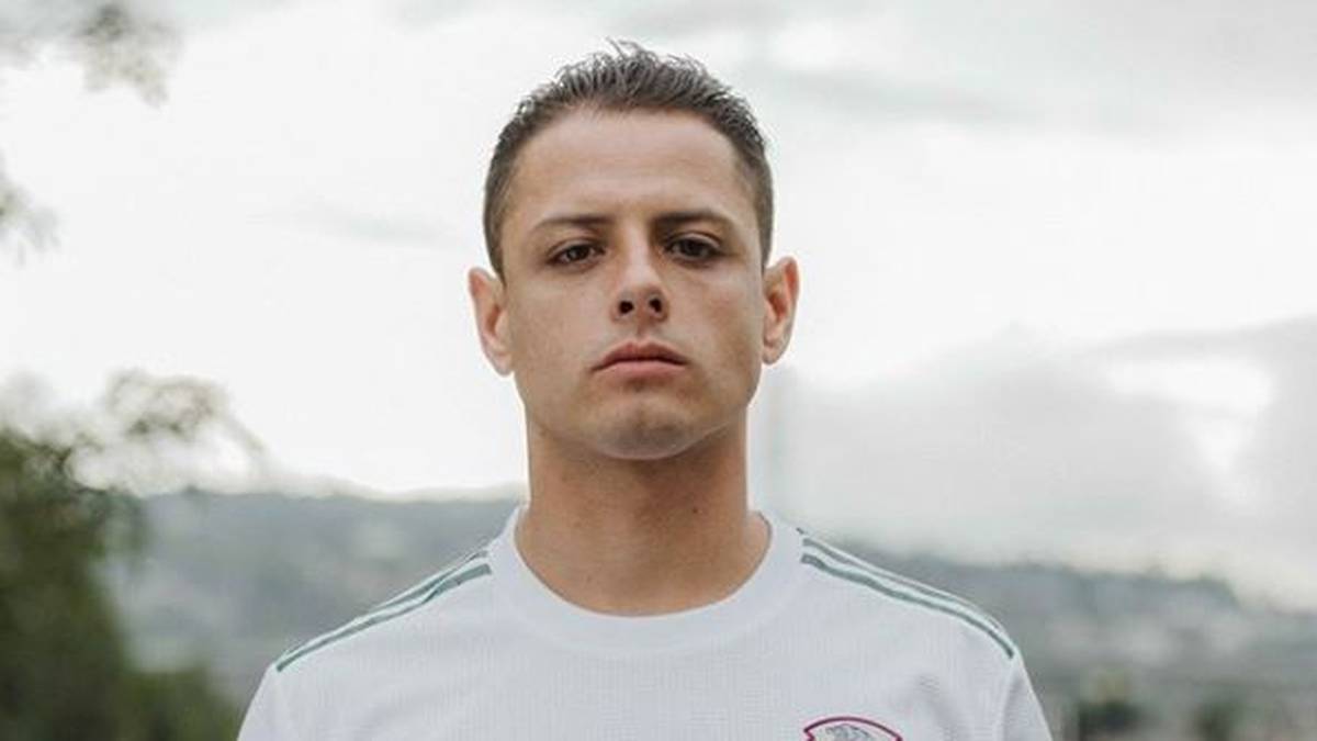 Beim Auswärtstrikot fallen die beiden farbigen Streifen auf. In dieser Kleidung will der frühere Leverkusener Chicharito auf Torejagd gehen