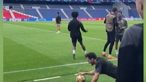 Beim BVB-Training im Parc de Princes trifft Karim Adeyemi sehenswert per Kunstschuss. Teamkollege Mats Hummels kann es nicht fassen. 