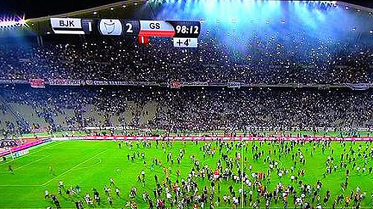 BESIKTAS GEGEN GALATASARAY: 2013 sorgt in Istanbul vor allem das Duell zwischen Besiktas und Galatasaray für Schlagzeilen. Beim Stand von 2:1 für Galatasaray sieht Gala Mittelfeldspieler Felipe Melo in der 90. Minute die Rote Karte. Weil die Zuschauer massenweise aufs Spielfeld stürmen und mit Stühlen werfen, muss die Partie abgebrochen werden