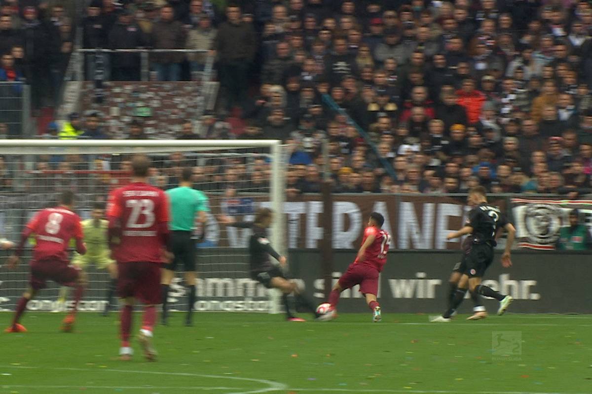 Der FC St. Pauli fährt den neunten Sieg in Folge ein. Gegen Jahn Regensburg haben die Kiezkicker aber eine gehörige Portion Glück.