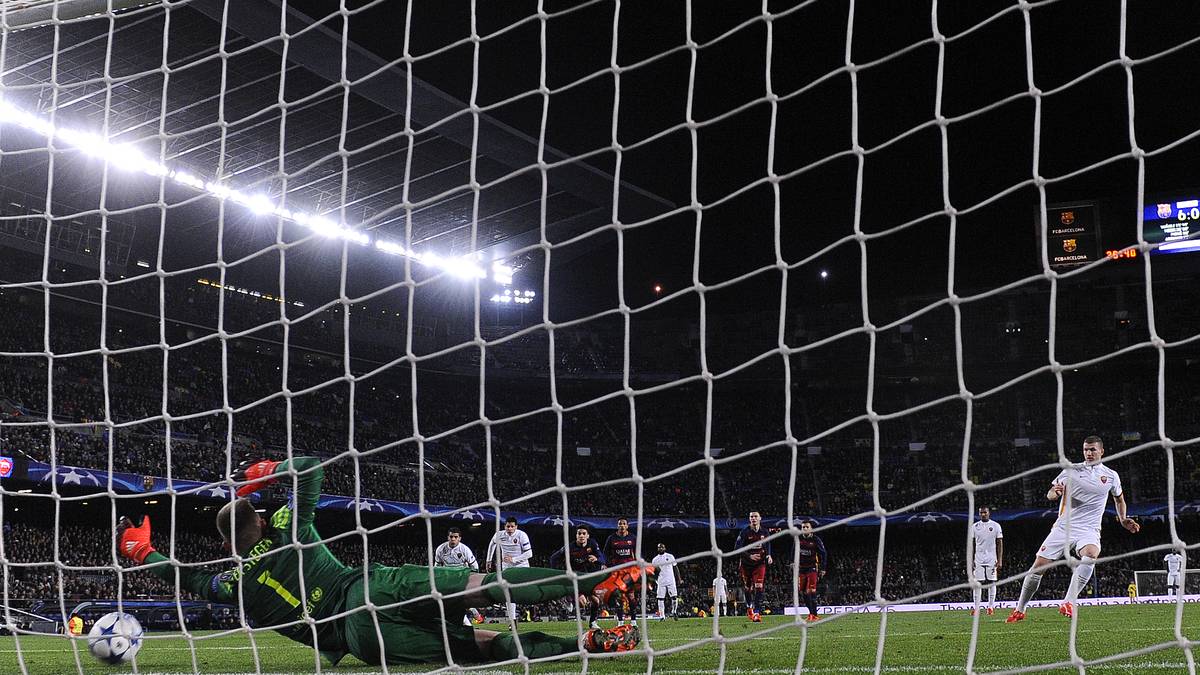 Es ist nicht ter Stegens erster Bock: In der Champions League gegen den AS Rom kassiert er 2015 ein Gegentor aus 55 Metern