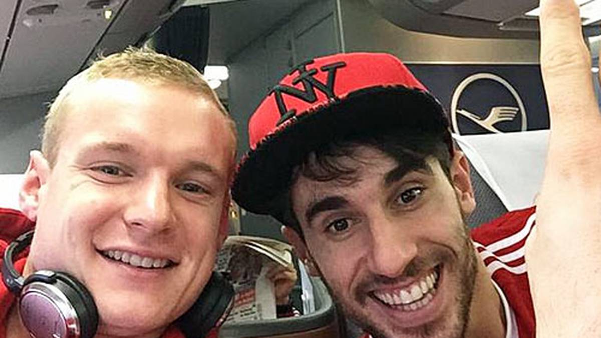 Auch bei Sebastian Rode und Javi Martinez ist die Vorfreude auf sommerliche Temperaturen in Doha groß (Copyright: twitter@Sebastianrode20)