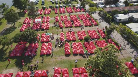 Der dänische Fußballverband DBU lädt während der Fußball-EM rund 1.000 dänische Fans auf den Campingplatz Bad Dürkheim ein. Jetzt hat der Verband 400 kleine Zelte dort aufstellen lassen. Die Fans feiern auf dem Campingpark eine große Party. 