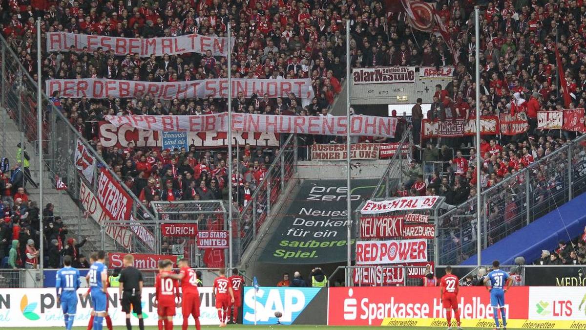 Plakate Gegen Dietmar Hopp Bayern Gegen Hoffenheim Vor Abbruch Skandal Im Protokoll