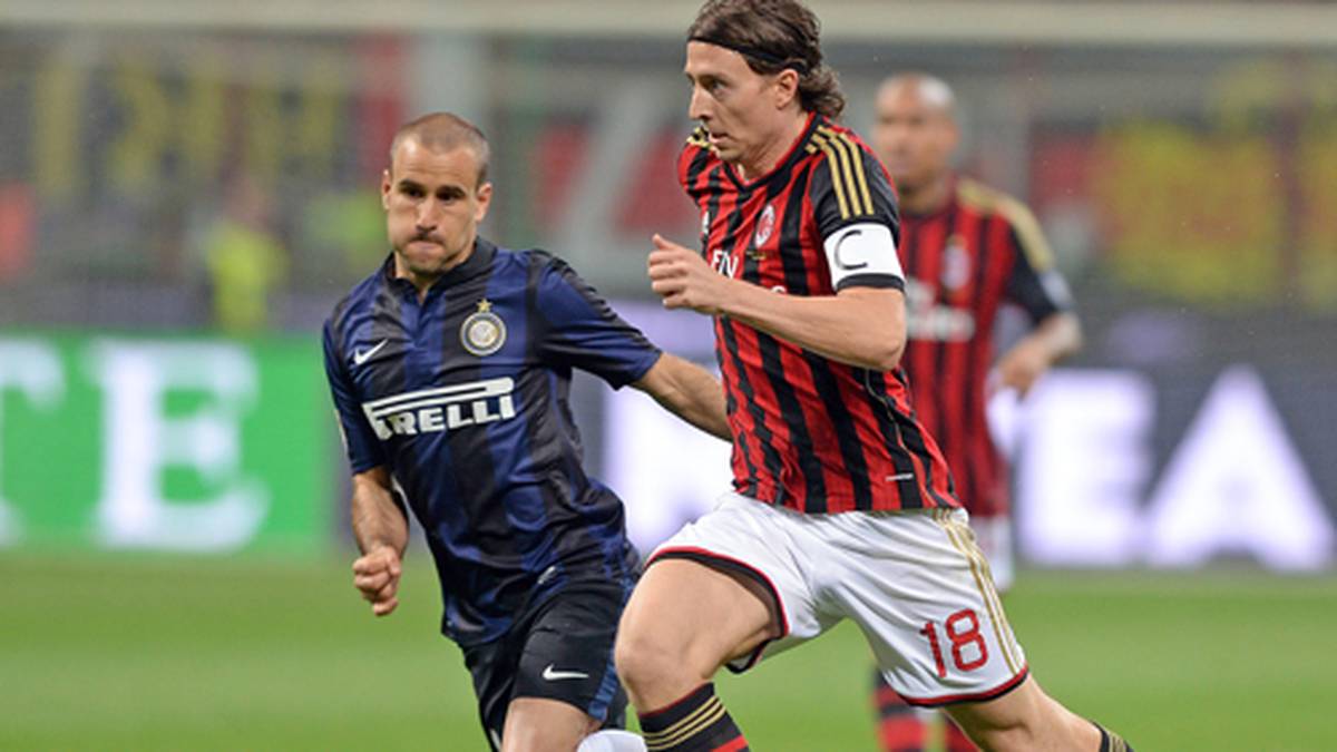 AC MAILAND GEGEN INTER: Blau-Schwarz oder Rot-Schwarz? Von 2006 bis 2010 schnappt sich Inter den Meistertitel in Italien, 2011 hat Stadtrivale AC die Nase vorn. In den vergangenen Jahren müssen die Mailänder Klubs allerdings Juventus Turin den Vortritt lassen. Die Derbys zwischen Inter und Milan sind aber weiterhin hart umkämpft