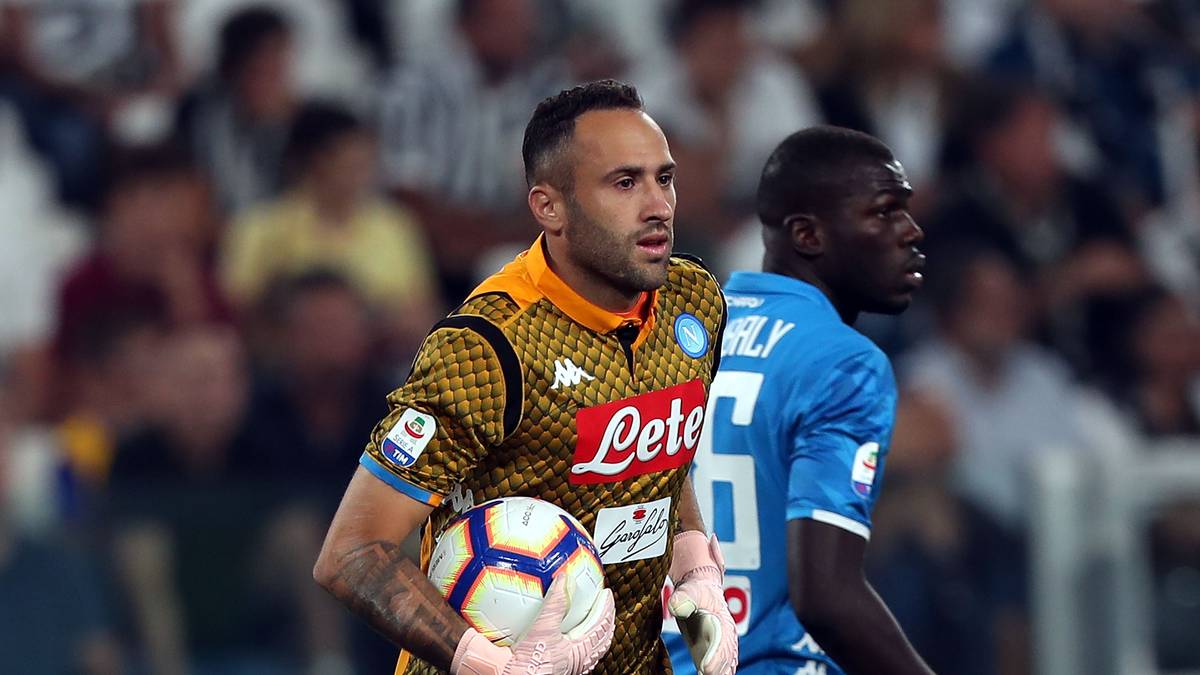 DAVID OSPINA: Mit Ospina steht offenbar einer der Leih-Spieler der Gunners zum Verkauf. Der Kolumbianer überzeugte im Tor des SSC Neapel, hat aber gegen Bernd Leno im Tor des FC Arsenal keine Chance 