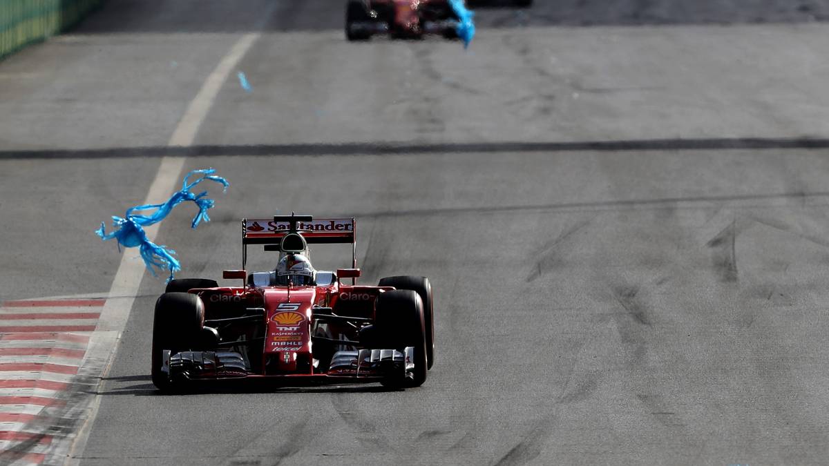 Eine kurze Schrecksekunde muss Sebastian Vettel überstehen, als er mit seinem Ferrari Müll erwischt, der auf der Strecke liegt