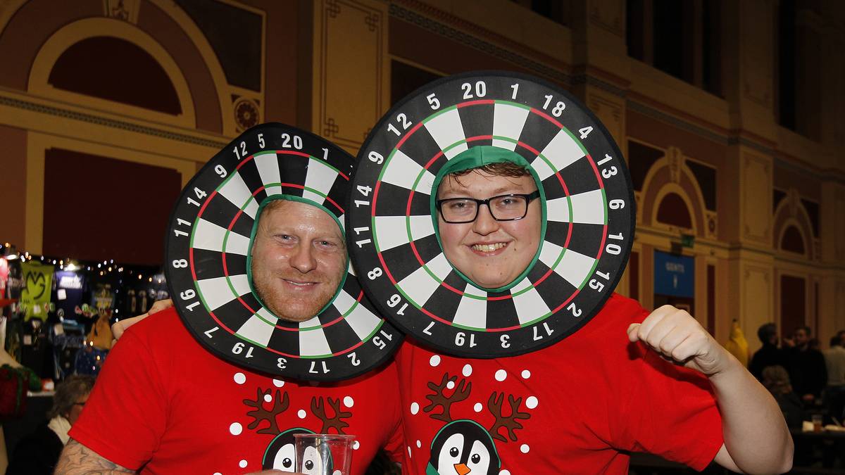 Diese zwei Zuschauer verfolgen die Action als lebende Zielscheiben. Hoffentlich verwechselt niemand ihre Gesichter mit dem Bullseye