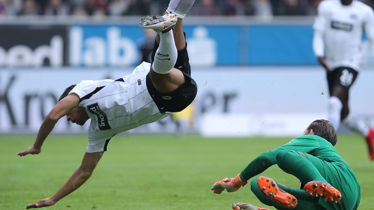 Dass sich die Kölner nicht ohne Gegenwehr geschlagen geben wollen, macht kurz darauf Torwart Timo Horn (r.) mit einem robusten Einschreiten gegen Timothy Chandler deutlich
