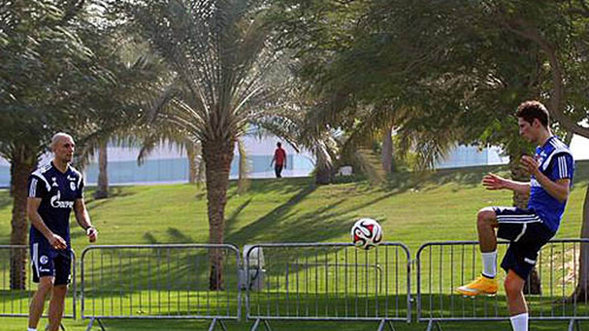 Die Bedingungen in Katar sind optimal: Leon Goretzka (r.) absolviert seine erste Einheit bei strahlendem Sonnenschein (Copyright: twitter@s04)