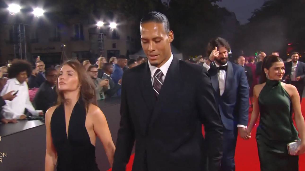 Virgil van Dijk beim Betreten des roten Teppichs