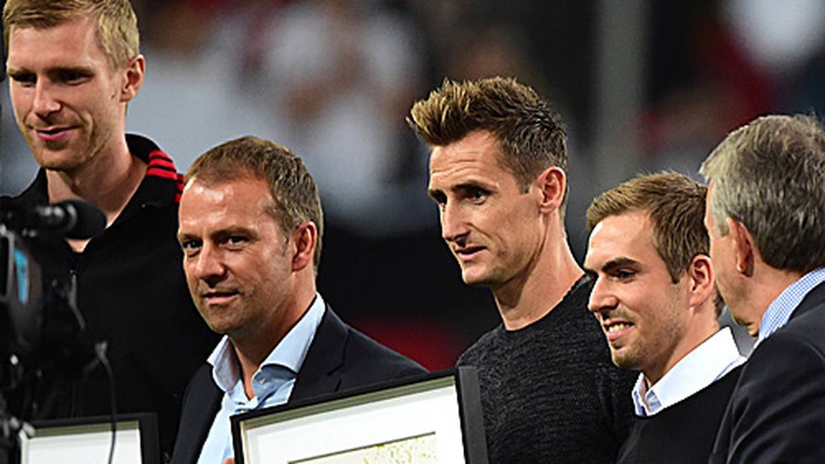 Vielleicht liegt es daran, dass der Neuanfang auch ein Ende ist: Im Rahmen einer ?Vier-Sterne-Choreo" werden die Weltmeister Philipp Lahm, Miroslav  Klose und Per Mertesacker offiziell aus der  Fußball-Nationalmannschaft verabschiedet 