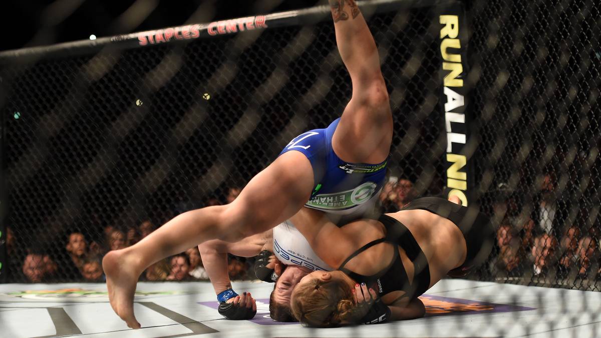 Rousey verteidigte den Titel sechsmal, fast immer blitzschnell in der ersten Runde. Die bemitleidenswerte Cat Zingano wurde 2015 sogar in nur 14 Sekunden mit dem Armbar abgefertigt
