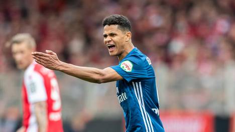 BERLIN, GERMANY - APRIL 28: Douglas Santos of Hamburger SV gestures during the Second Bundesliga match between 1. FC Union Berlin and Hamburger SV at Stadion An der Alten Foersterei on April 28, 2019 in Berlin, Germany. (Photo by Boris Streubel/Bongarts/Getty Images)