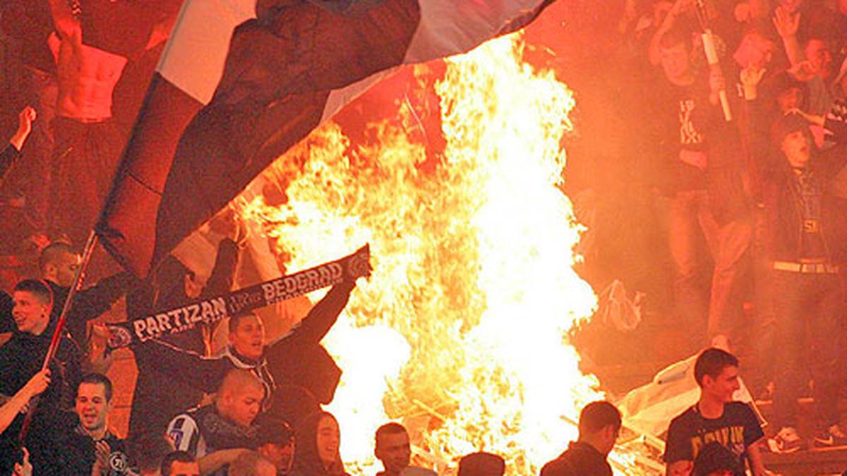ROTER STERN GEGEN PARTIZAN BELGRAD: Im Belgrader Derby zwischen Roter Stern und Partizan sind Ausschreitungen programmiert. 2013 müssen Anfang der zweiten Hälfte sogar zwei Feuerwehrwagen auffahren, um mehrere Feuer im Partizan-Block zu löschen. Sitzschalen werden beim Belgrader Derby inzwischen schon vor den Spielen aus dem Stadion entfernt, damit sie nicht als Wurfgeschosse benutzt werden