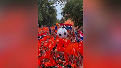 Die niederländischen Fans sorgen mit einem gewaltigen Fanmarsch in Houston für Aufsehen. Rund 30.000 Menschen sind vor dem zweiten WM-Spiel gegen Schweden auf der Straße.