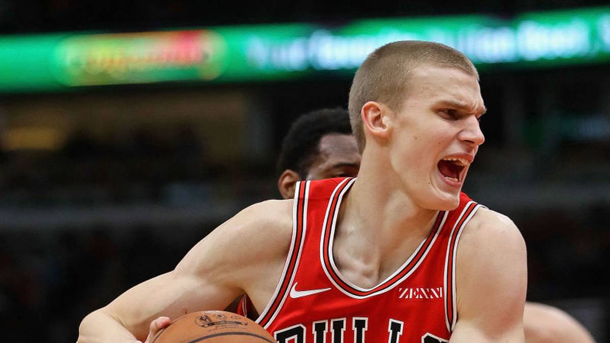 Dafür gelangen ihm als erstem Bulls-Spieler seit Michael Jordan 1995 35 Punkte im Eröffnungsspiel. Zudem steuerte Markkanen noch satte 17 Rebounds, zwei Assists und einen Steal bei. 13 seiner 25 Versuche aus dem Feld fanden den Weg in den Korb