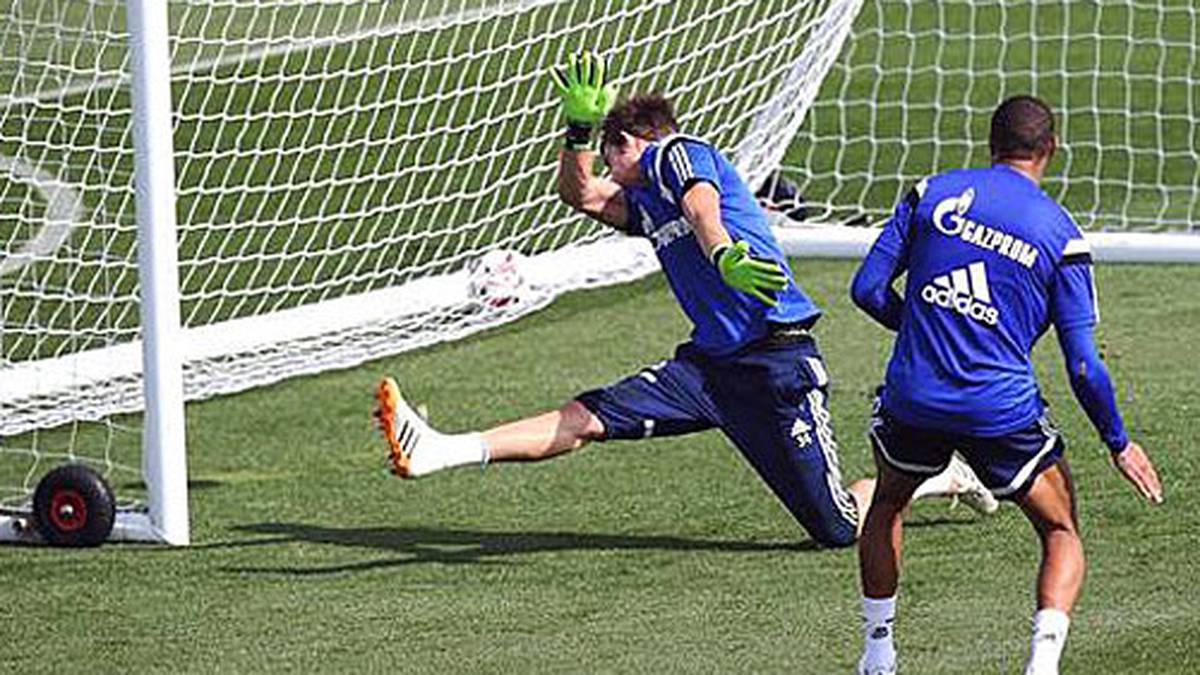 Für Kevin-Prince ist die Einheit sicher anstrengender. Er jagt ein paar Bälle auf den Kasten von Fabian Giefer (Copyright: twitter.com/FC Schalke 04).