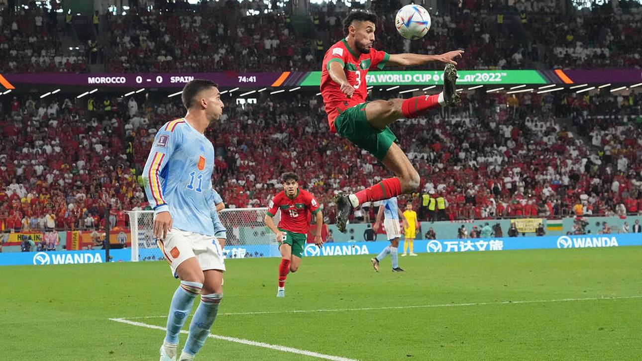 Noussair Mazraoui klärt akrobatisch gegen Ferran Torres