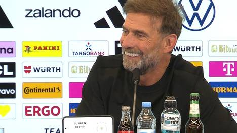 Jürgen Klopp zeigt bei seiner Vorstellung als neuer Bundestrainer direkt seine humorvolle Seite. Mit einer Parkplatz-Aussage sorgt er für einen Lacher.