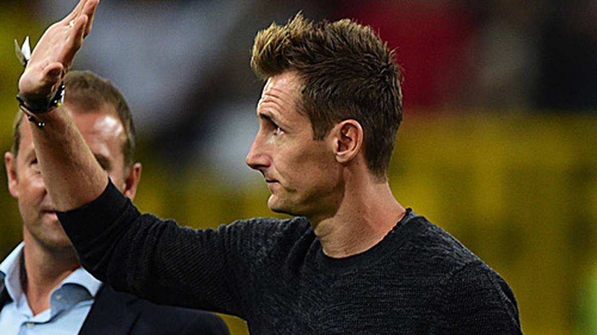 Am lautesten ist der Jubel der 51.132 Zuschauer im Düsseldorfer Stadion bei Klose. Ebenso verabschiedet wirde der bisheriger Co-Trainer Hansi  Flick, der zum DFB-Sportdirektor befördert wird 