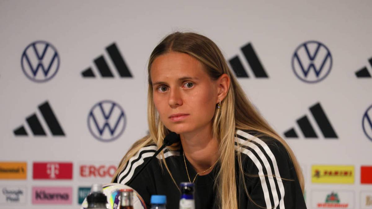 Im Juni brachte Bühl außerdem ein Buch heraus, das besonders für Leseanfängerinnen und -anfänger geeignet sein soll. "Mein Weg zur Fußball-Nationalspielerin" heißt es. Wenn Bühl gerade nicht häkelt oder Bücher schreibt, treibt sie ihr Fernstudium Medienmanagement voran.