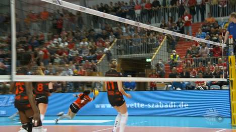 Der Allianz MTV Stuttgart steht im vierten Spiel um die Deutsche Meisterschaft unter Zugzwang, nur ein Sieg wahrt die Chancen auf den Titel. In einem dramatischen Spiel sticht Roosa Koskelo mit spektakulären Abwehrtaten aus dem Team heraus.