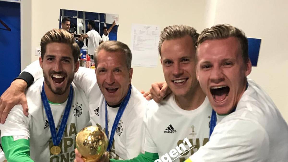 Torhüter unter sich: Bei Trapp, DFB-Torwarttrainer Andreas Köpke, Marc-Andre ter Stegen und Bernd Leno (v.l.n.r.) ist der Pokal in sicheren Händen