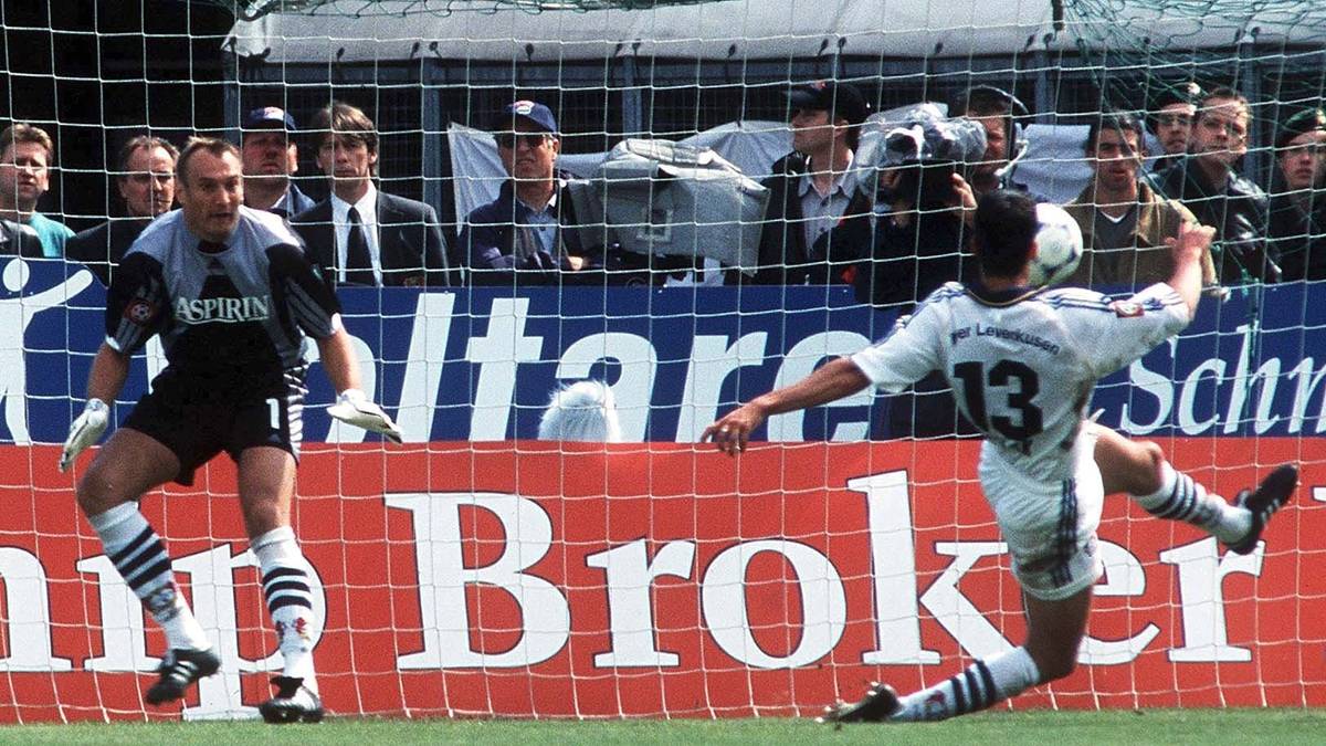 Michael Ballack wurde mit einem Eigentor (21.) zum Wegbereiter der Blamage, Markus Oberleitner machte mit dem 2:0 für Haching alles klar