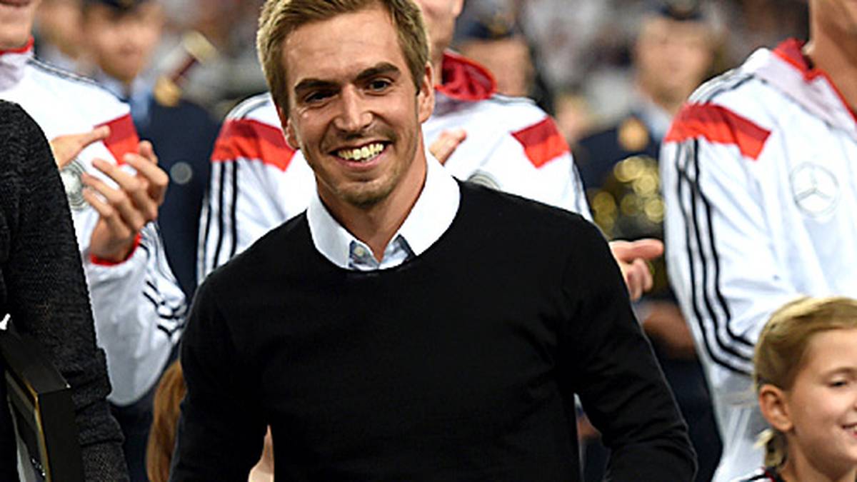 Auch Lahm bekommt einen Blumenstrauß, eine Urkunde und das aktuelle Trikot mit den vier  Sternen - bei übrigens 112 Länderspielen (Platz vier der ewigen Bestenliste) 