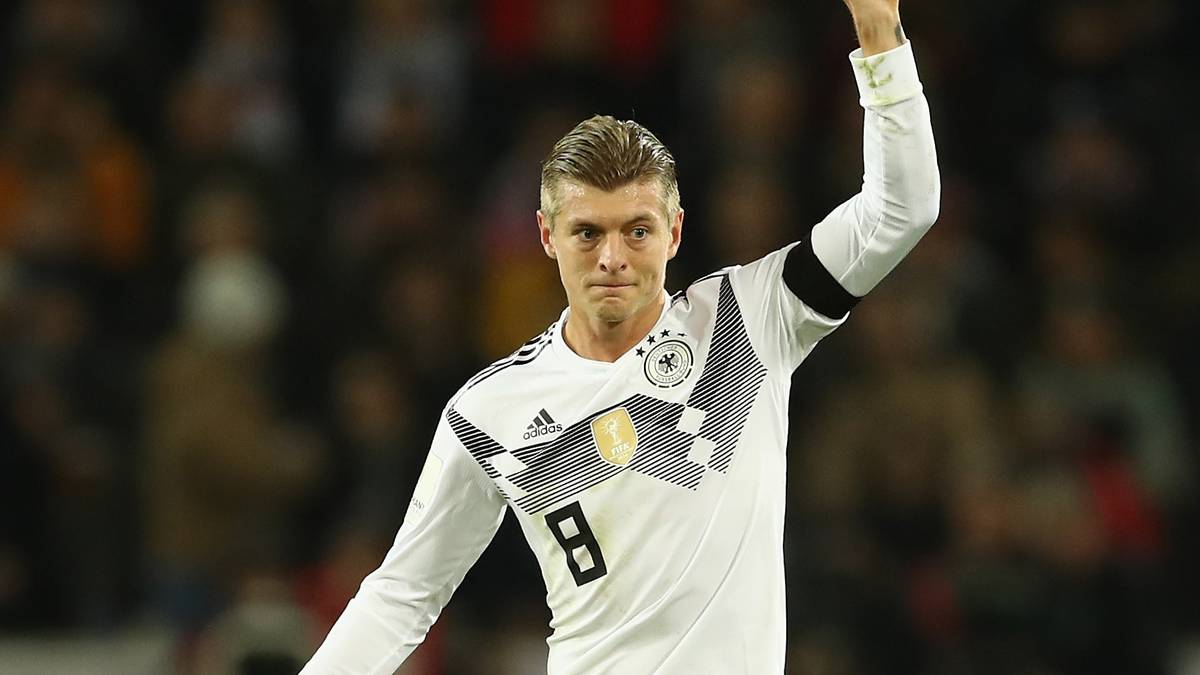 TONI KROOS: Versuchte als zweiter Sechser das deutsche Spiel aufzuziehen, verlangsamte es aber auch mangels Anspielstationen. Nicht so präzise in seinen Zuspielen wie sonst. Nötigte Hummels mit einem krassen Fehlpass zu dessen Supergrätsche gegen Mbappe (12.). In der zweiten Hälfte besser im Spiel. Setzte einen Klasse-Freistoß an die Latte (70.) SPORT1-Note: 3,5