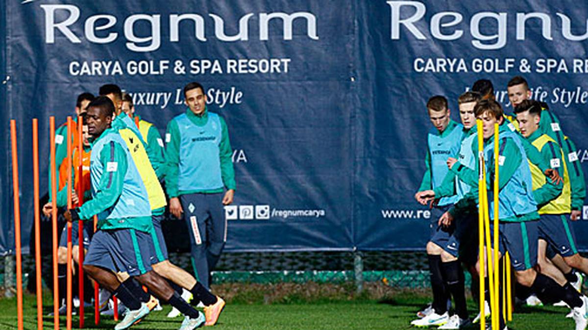 Zunächst steht für die Profis ein Wettbewerb durch Stangen an...