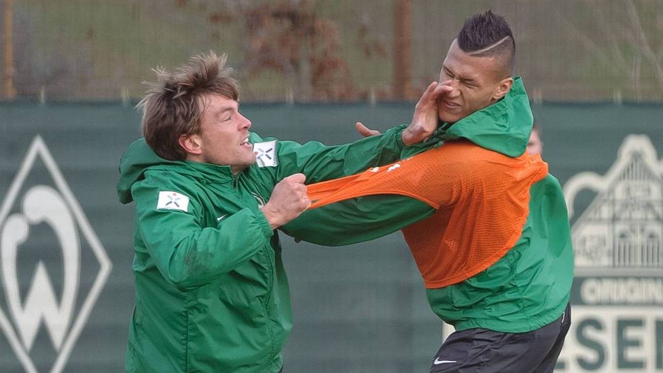 Clemens Fritz (links) und Davie Selke prügeln sich auf dem Trainingsplatz
