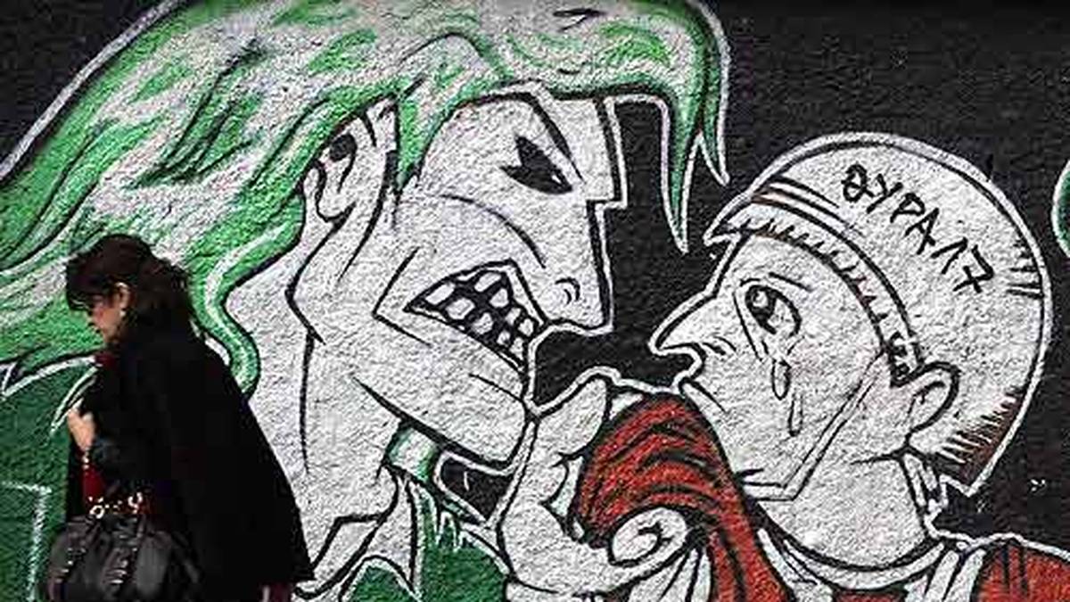PANATHINAIKOS GEGEN OLYMPIAKOS: Dieses Graffiti auf der Stadionwand von Panathinaikos Athen zeigt eines der legendärsten und emotionalsten Derbys der Welt. Eine bedrohlich wirkende Figur im Panathinaikos-Trikot packt sich einen eingeschüchterten Olympiakos-Piräus-Anhänger. Die Rivalität zwischen den Klubs erstreckt sich aber nicht nur auf den Fußball. Selbst Frauen-Volleyballspiele nutzen Anhänger der Klubs, um die gegnerische Mannschaft anzufeinden