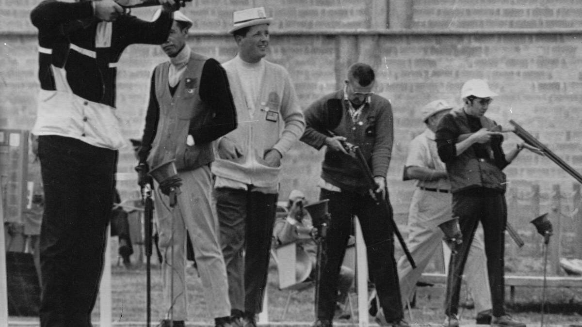 Die wohl brutalste Disziplin stellt 1900 das Taubenschießen dar. Bei den zu treffenden Objekten handelte es sich wohlgemerkt nicht um Tontauben, sondern "gemeine Stadttauben". Traurige Bilanz: Etwa 300 Tauben verloren ihr Leben. Der Wettbewerb wurde daraufhin wieder abgeschafft