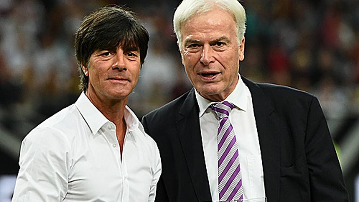 Lob und Ehre aber auch für Löw: Der Weltmeister-Trainer wird als Coach des Jahres ausgezeichnet - von "kicker"-Herausgeber Rainer Holzschuh. Gewählt hatten Löw Deutschlands Sportjournalisten