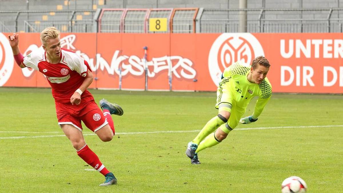 Jonathan Burkardt im Duell mit der Mainzer U19 gegen den FC Bayern im September 2017