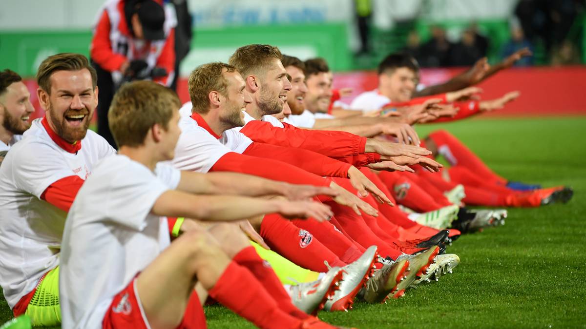 Sitzend setzen sie zur nächsten Feier-Stufe an