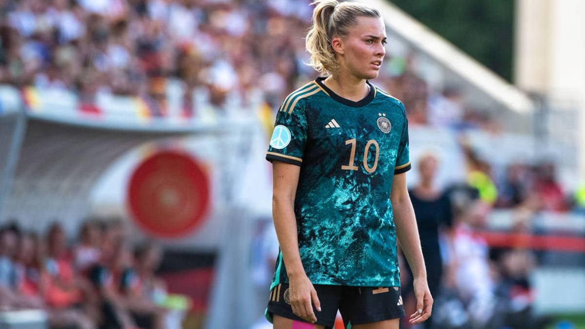 Laura Freigang ist 25 Jahre alt und spielt bei Eintracht Frankfurt. Bislang absolvierte sie 20 Länderspiele und schoss zwölf Tore. Mit der Nationalmannschaft kam sie 2022 ins EM-Finale