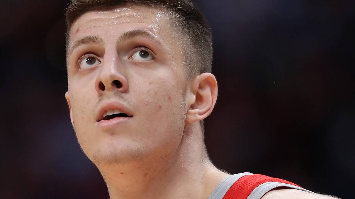ISAIAH HARTENSTEIN: Der Finals-MVP der G-League hat sich zuletzt in der Summer League am rechten Knöchel verletzt. Ein kleiner Dämpfer für den Deutschen, der mit Tyson Chandler einen weiteren Center vor die Nase gesetzt bekommen hat. Regelmäßige Minuten hat sich Hartenstein aber inzwischen verdient 