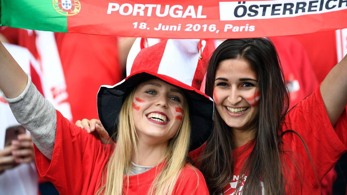 Gute Laune trotz der Nullnummer zwischen Portugal und Österreich beweisen diese zwei Frauen im Parc des Princes