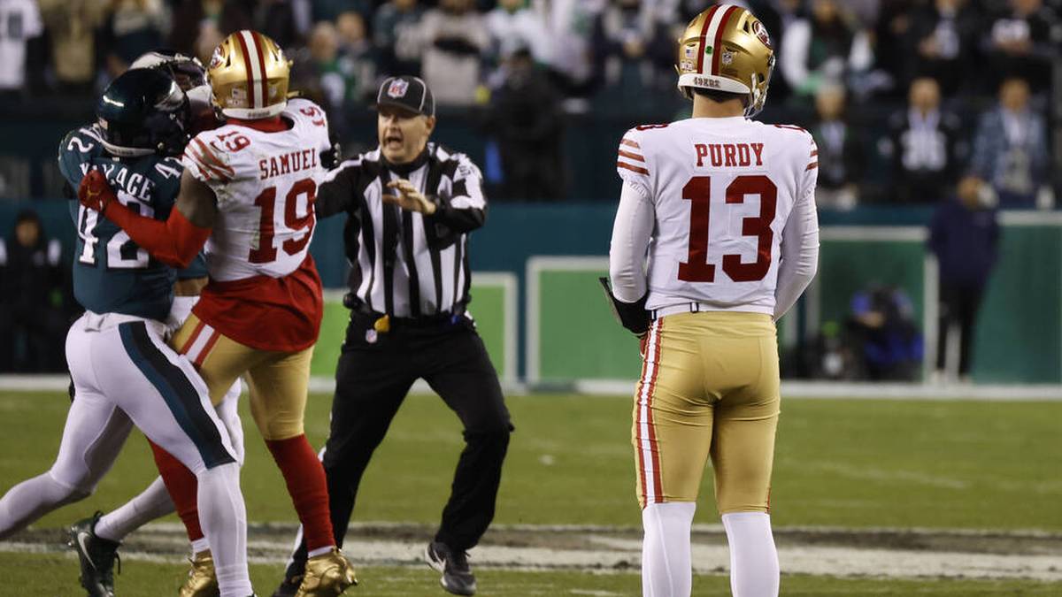 Ein Jahr später sollte sich die Geschichte wiederholen: Die 49ers verpassten beim 7:31 im Championship Game gegen die Philadelphia Eagles im letzten Moment den Super Bowl. Dabei wurde das Team regelrecht vom Pech verfolgt. Durch eine groteske Verletztenmisere musste erst Brock Purdy, der dritte Quarterback, und später mit Josh Johnson ein weiterer Ersatzmann ran. Obendrein mussten die 49ers einige eklatante Fehlentscheidungen der Referees hinnehmen
