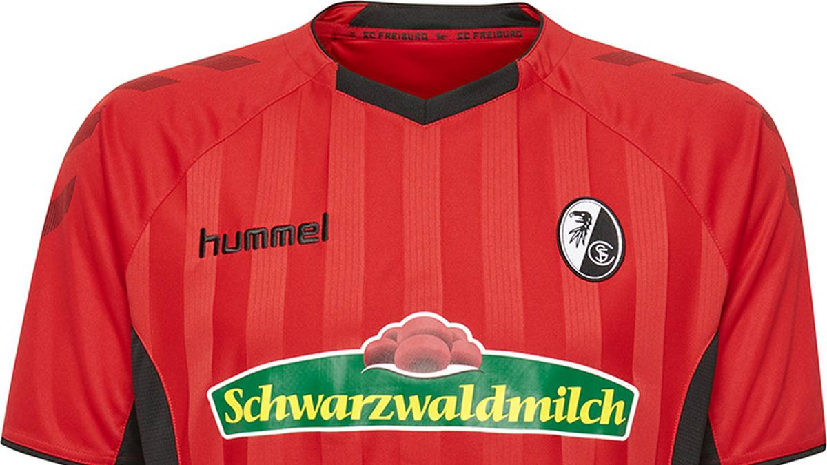 SC FREIBURG: Der SC Freiburg fügt dezente Längstreifen zum traditionell roten Trikot hinzu. An den Seiten sind schwarze Mesh-Einsätze angebracht. Die Hose ist schwarz und hat einen roten Bund, dazu gibt es rote Stutzen mit schwarzen Details