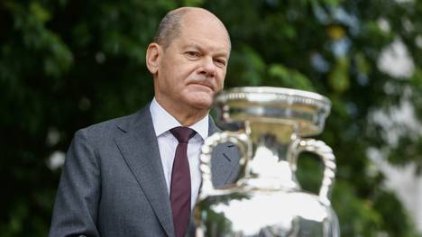 Kanzler Olaf Scholz mit dem EM-Pokal