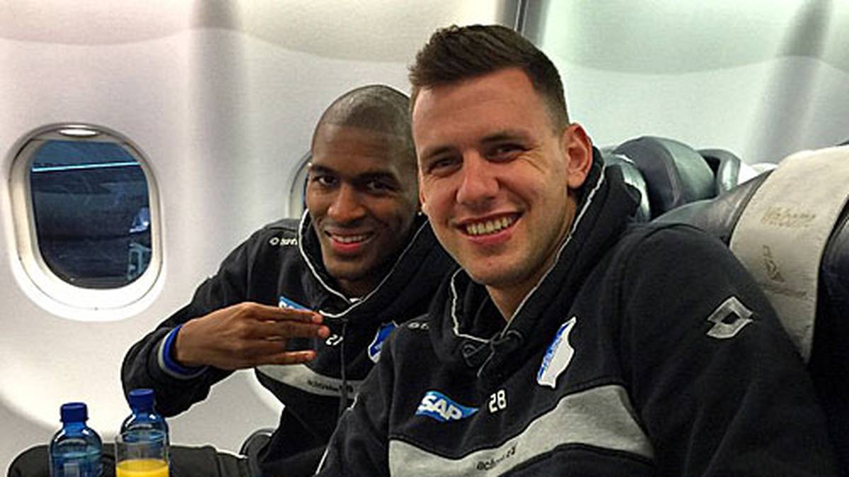 Für die Profis von 1899 Hoffenheim steht zum Trainingsauftakt erst einmal eine weite Reise an. Anthony Modeste (l.) und Adam Szalai machen es sich im Flieger gemütlich (Copyright: instagram.com/adamsz28).