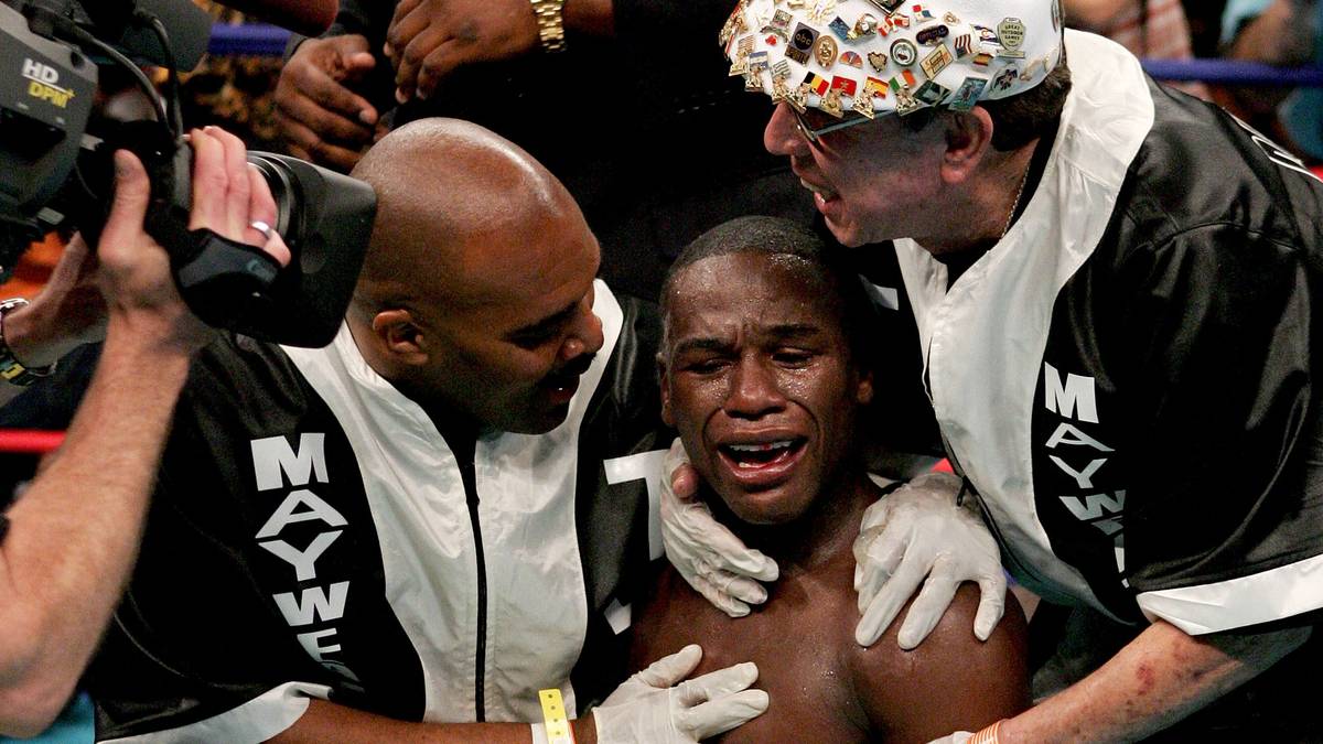 Nach der sechsten Runde wirft der damalige Superstar Gatti das Handtuch, Mayweather geht auch aus diesem groß gehypten Kampf als Sieger hervor