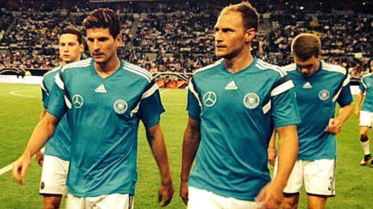 Und auch zwei Comebacks gibt es: Neben Marco Reus kehrt auch Mario Gomez (r., hier mit Benedikt Höwedes) ins DFB-Team zurück. Beide waren wegen einer kurzfristigen Verletzung bzw. wegen langer Verletzungspause für die WM unberücksichtigt geblieben 
