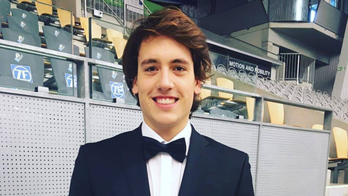 Probt Gegner Friedrichshafen etwa schon den Auftritt für die Siegergala? Jedenfalls wird bei den "Häflern" beim Fotoshooting auf ein schickes Outfit wert gelegt, wie Tomas Rousseaux beweist