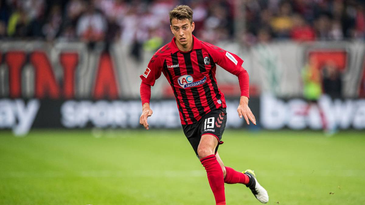DUESSELDORF, GERMANY - SEPTEMBER 29: Janik Haberer of Freiburg controls the ball during the Bundesliga match between Fortuna Duesseldorf and Sport-Club Freiburg at Merkur Spiel-Arena on September 29, 2019 in Duesseldorf, Germany. (Photo by Lukas Schulze/Bongarts/Getty Images)
