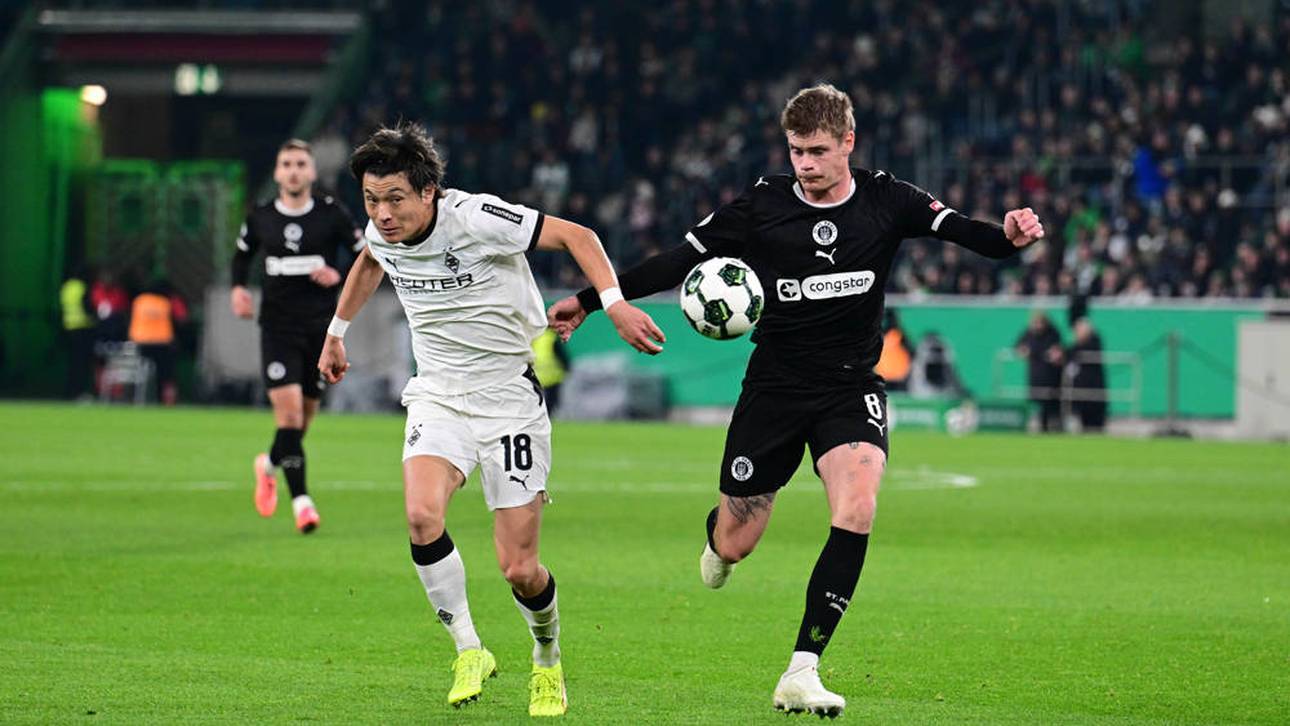 Shuto Machino (l.) im Zweikampf mit Eric Smith